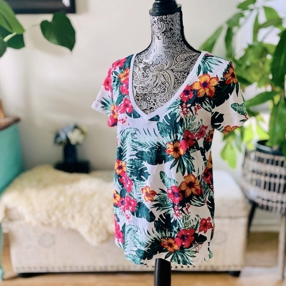 NWT Guess Bali Floral Tropics V-Neck Short Sleeve Tee, Size Large - Picture 1 of 7